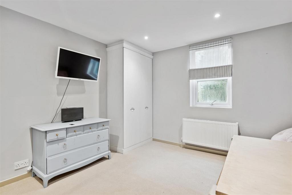 Ashbourne Grove, W4 - FOR SALE