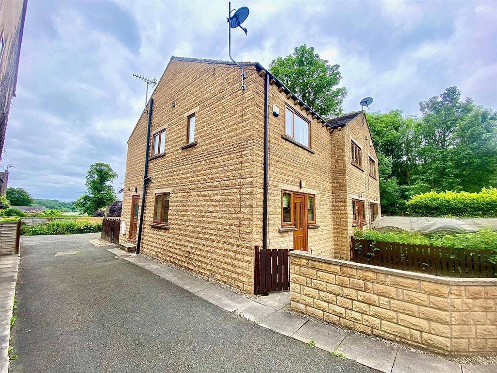 Glendene Mews, Milnsbridge, Huddersfield 2 bed end of terrace house £125,000