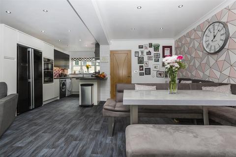 18 Hopkinson Close, Uppermill, Oldham, OL3 6BB