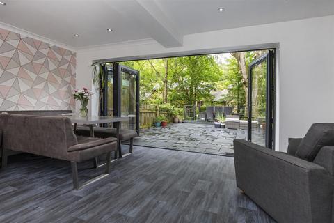 18 Hopkinson Close, Uppermill, Oldham, OL3 6BB