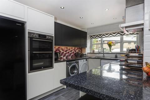 18 Hopkinson Close, Uppermill, Oldham, OL3 6BB