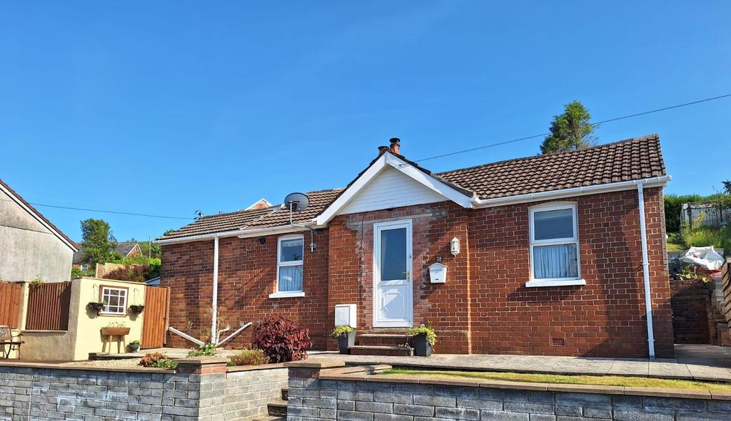 Heol Waunyclun, Trimsaran, Kidwelly 1 bed detached bungalow £169,999
