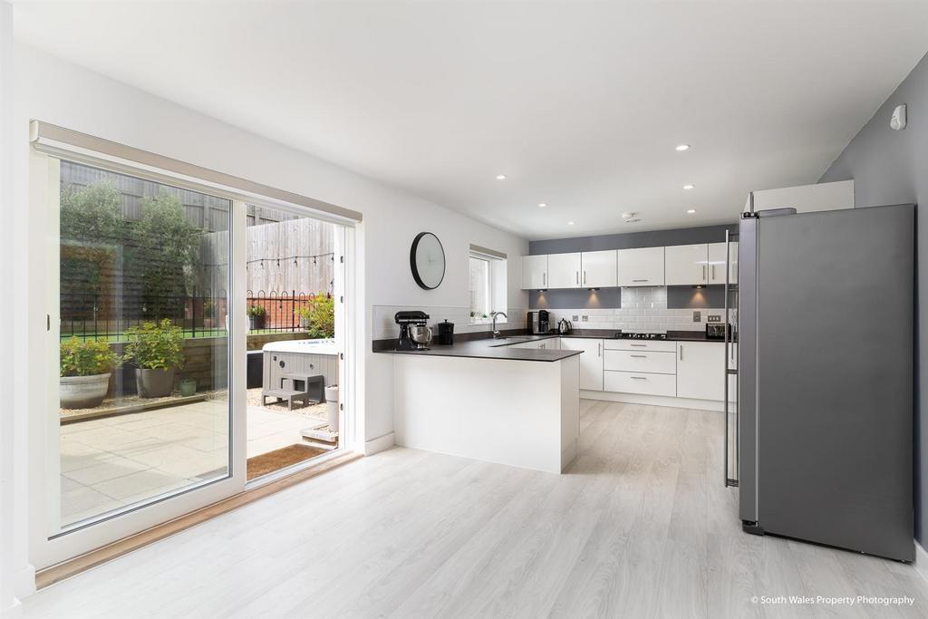 12 Trem Y Bae, Penarth, CF64 1TG 4 bed detached house £895,000