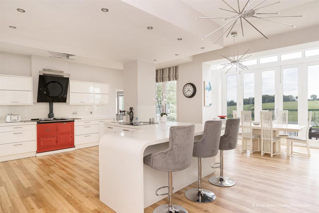 Broadway, Llanblethian, Cowbridge, Vale of CF71 7EY 5 bed