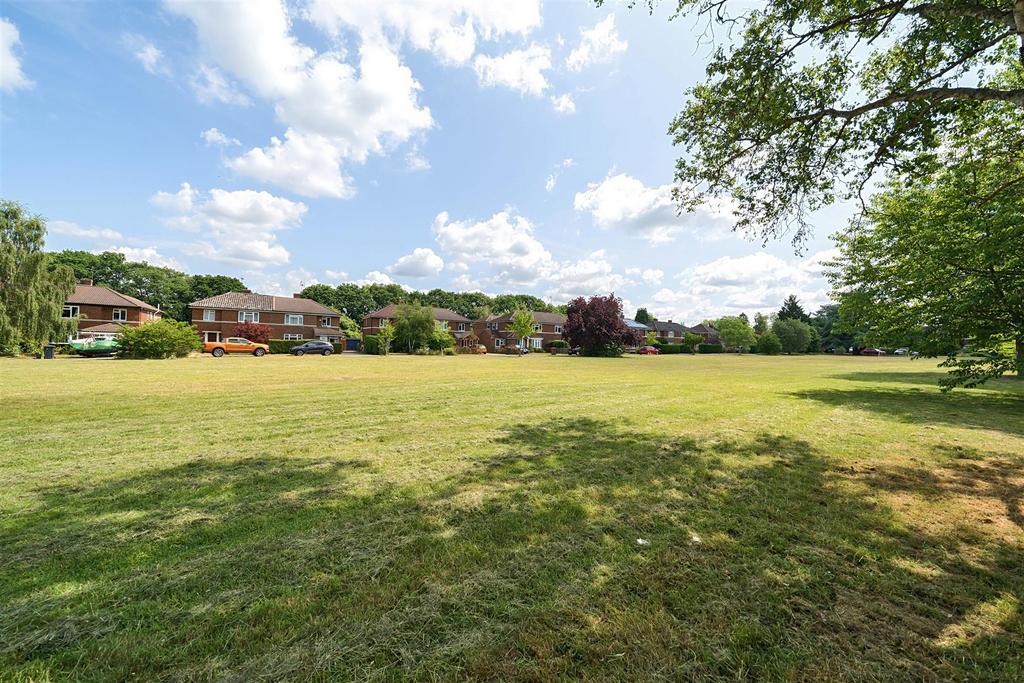 Nightingale Crescent, West Horsley 3 bed semidetached house £680,000