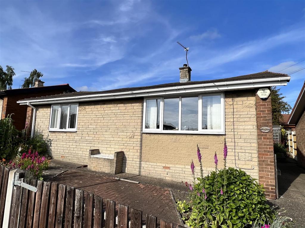 Ridgeway Crescent, Carlton, Barnsley 2 bed detached bungalow £90,000