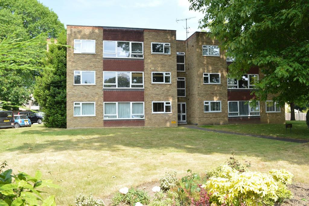 St Avenue, WEYBRIDGE, KT13 2 bed apartment £1,500 pcm (£346 pw)