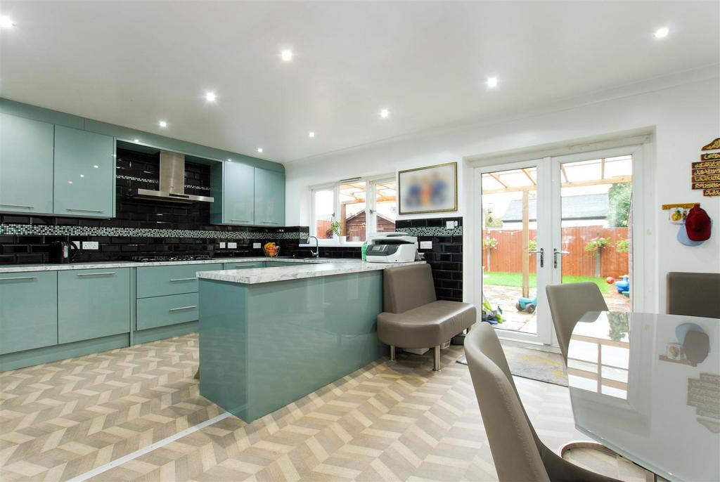 St. Andrews Way, Cippenham 4 bed semidetached house £524,950