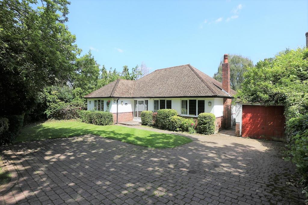 Oakwood Close, Chislehurst, BR7 5DD 3 bed detached bungalow £2,300