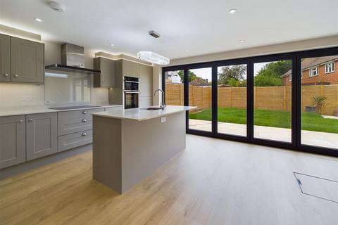 4 Shamrock Close, Fetcham, Leatherhead, KT22 9JG