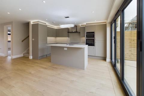 4 Shamrock Close, Fetcham, Leatherhead, KT22 9JG