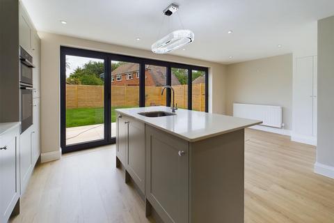 4 Shamrock Close, Fetcham, Leatherhead, KT22 9JG