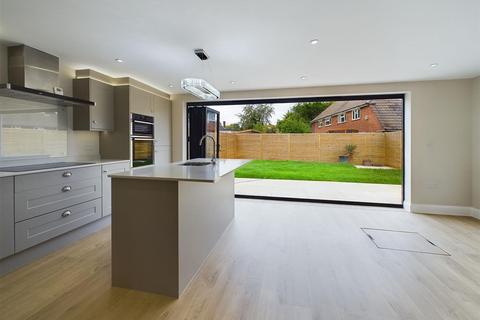 4 Shamrock Close, Fetcham, Leatherhead, KT22 9JG