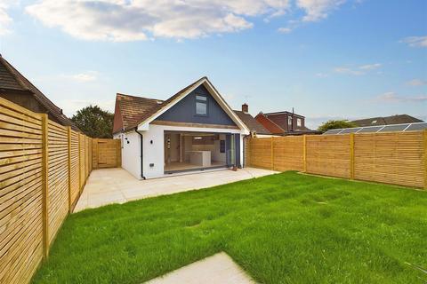 4 Shamrock Close, Fetcham, Leatherhead, KT22 9JG