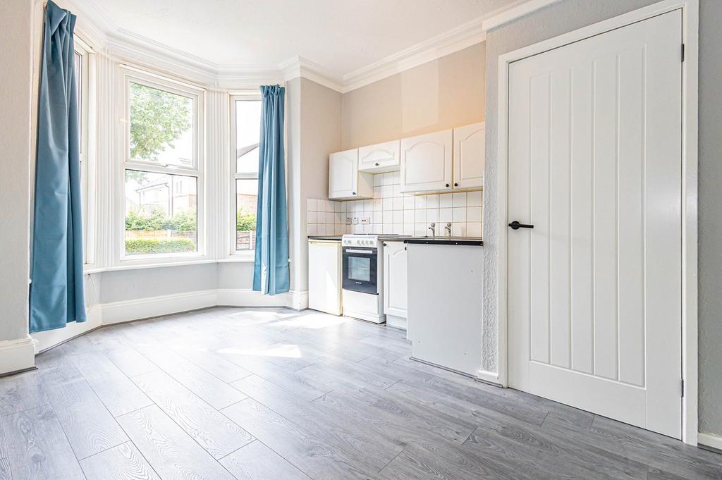 Wendover Road, Urmston, Manchester, M41 1 bed apartment £850 pcm (£