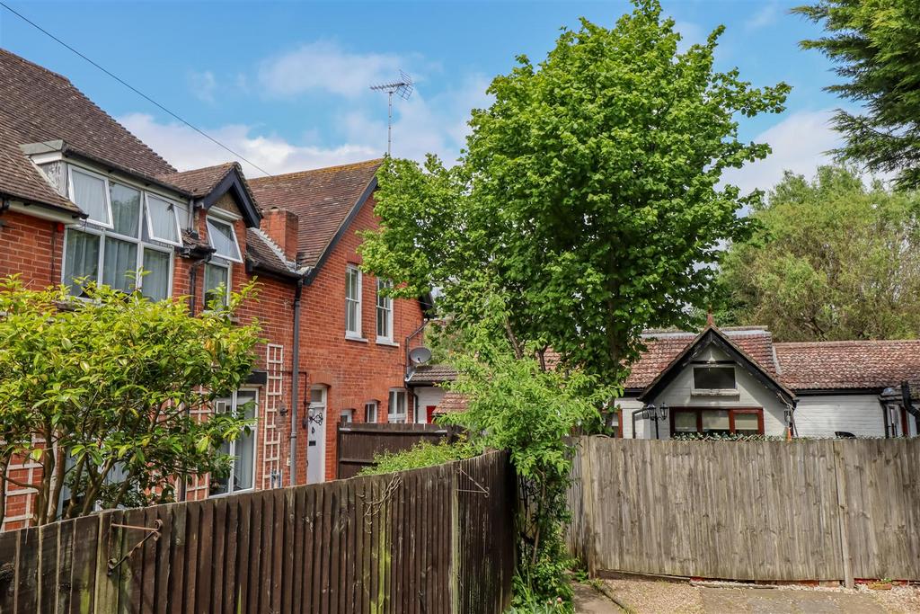 Rushams Road, Horsham 3 bed end of terrace house for sale £400,000