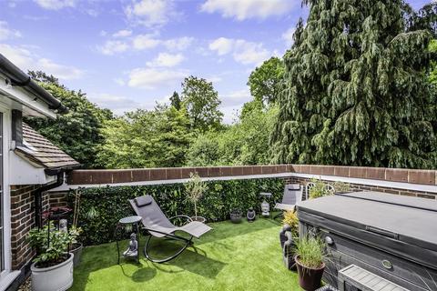 Flat 7, Kingswood Grange Babylon Lane, Lower Kingswood, Tadworth, KT20 6UY