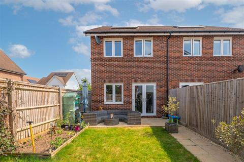 5 White Close, Horley, RH6 8GE