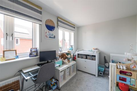 5 White Close, Horley, RH6 8GE