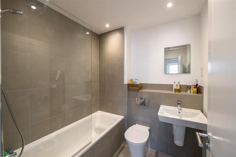 5 White Close, Horley, RH6 8GE