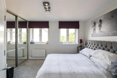 5 White Close, Horley, RH6 8GE