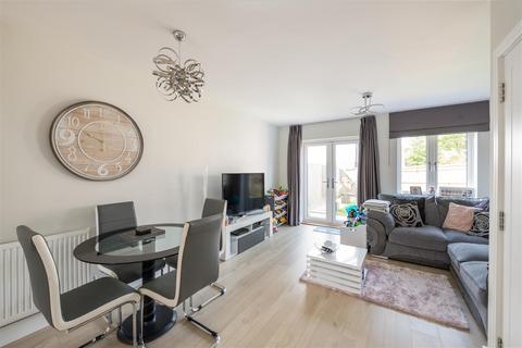 5 White Close, Horley, RH6 8GE