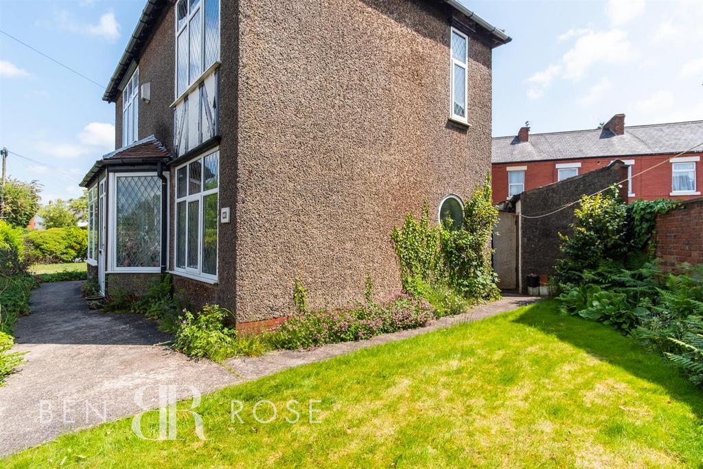 Sandy Lane, Leyland 3 bed detached house for sale £220,000