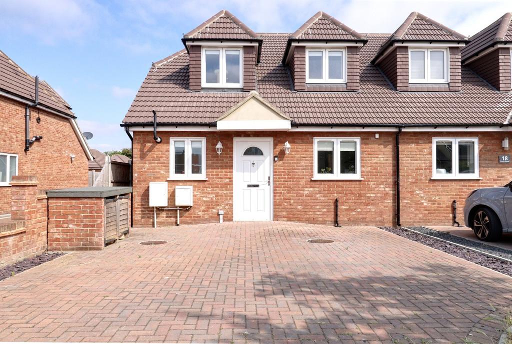 Farm Road, Rainham RM13 4 bed semidetached house for sale £525,000