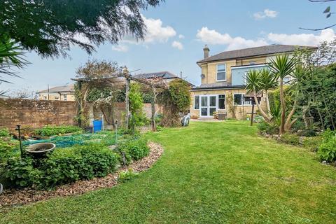 4 bedroom house for sale, Queens Road, Ryde, PO33 3BG