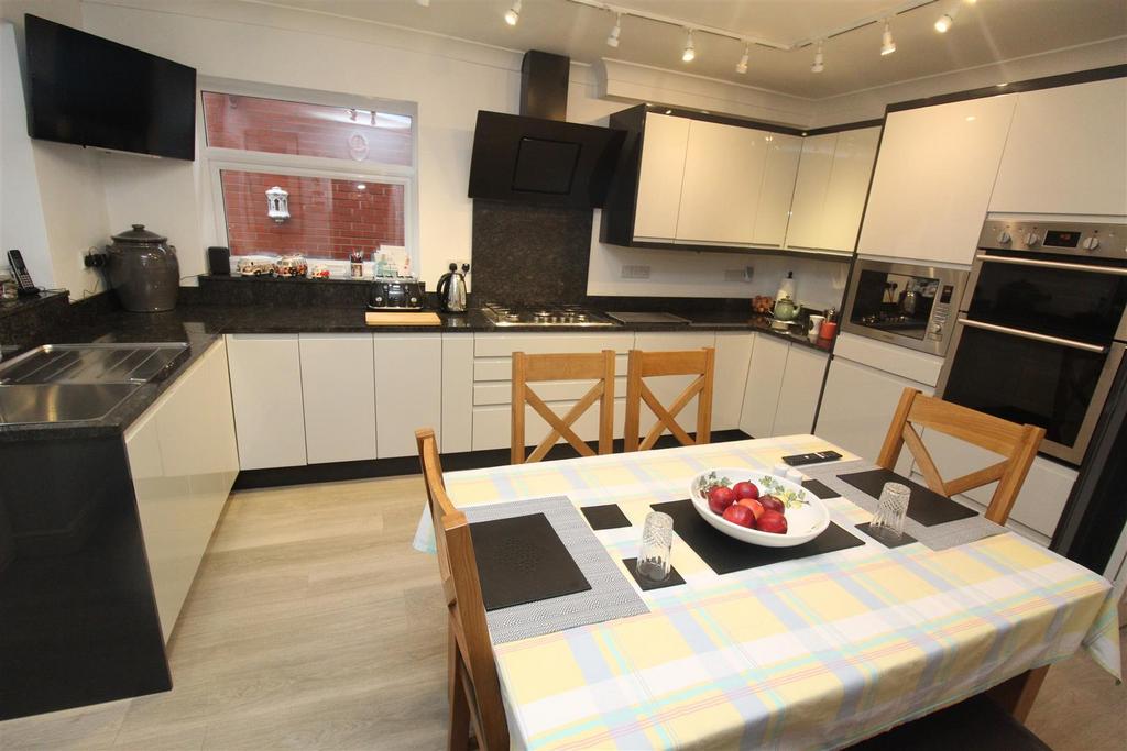Watts Drive, Oswestry 3 bed semidetached house for sale £275,000