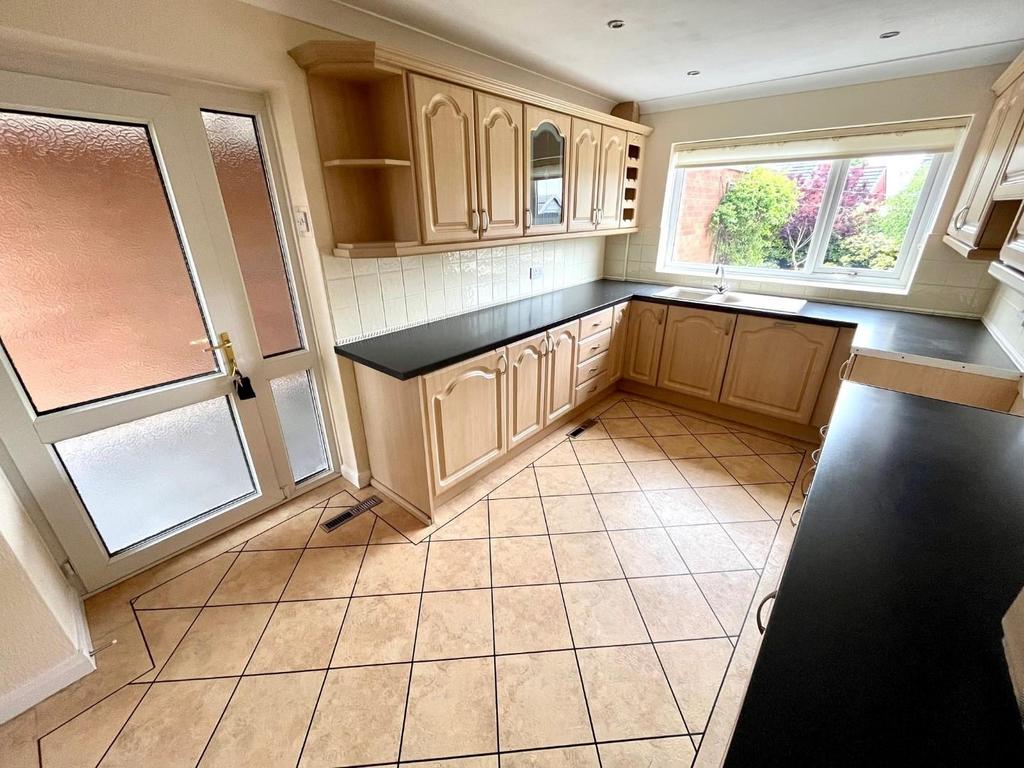 Wombourne Close, Dudley 4 bed detached house £1,150 pcm (£265 pw)