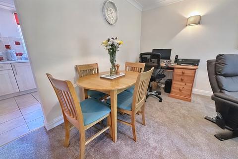 2 bedroom flat for sale, Ferndown