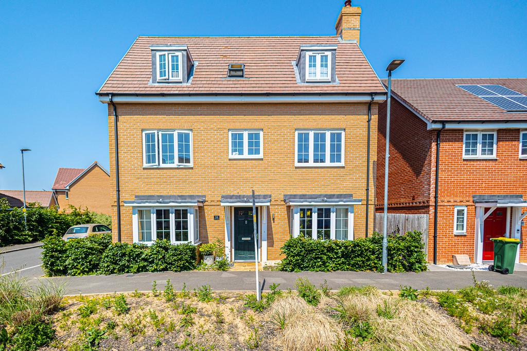 Charles Crescent, Rochford, SS4 5 bed detached house for sale £600,000
