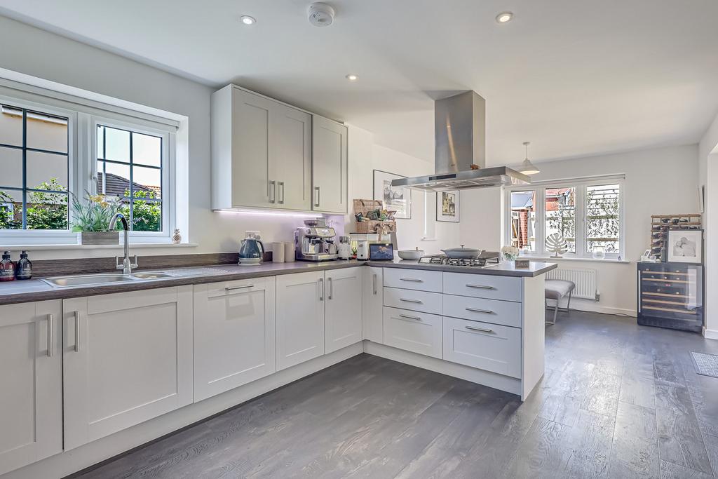 Charles Crescent, Rochford, SS4 5 bed detached house for sale £600,000