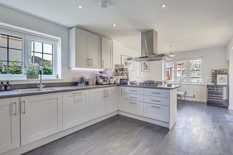 16 Charles Crescent, Rochford, SS4 1FN