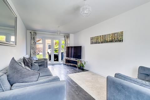 16 Charles Crescent, Rochford, SS4 1FN