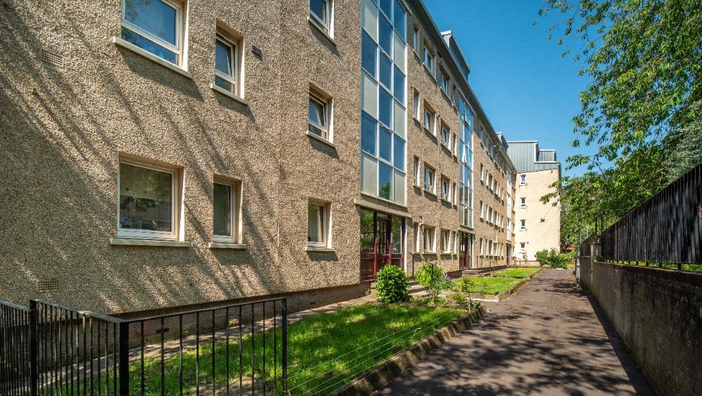 Oban Court, North Kelvinside... 1 bed flat £850 pcm (£196 pw)