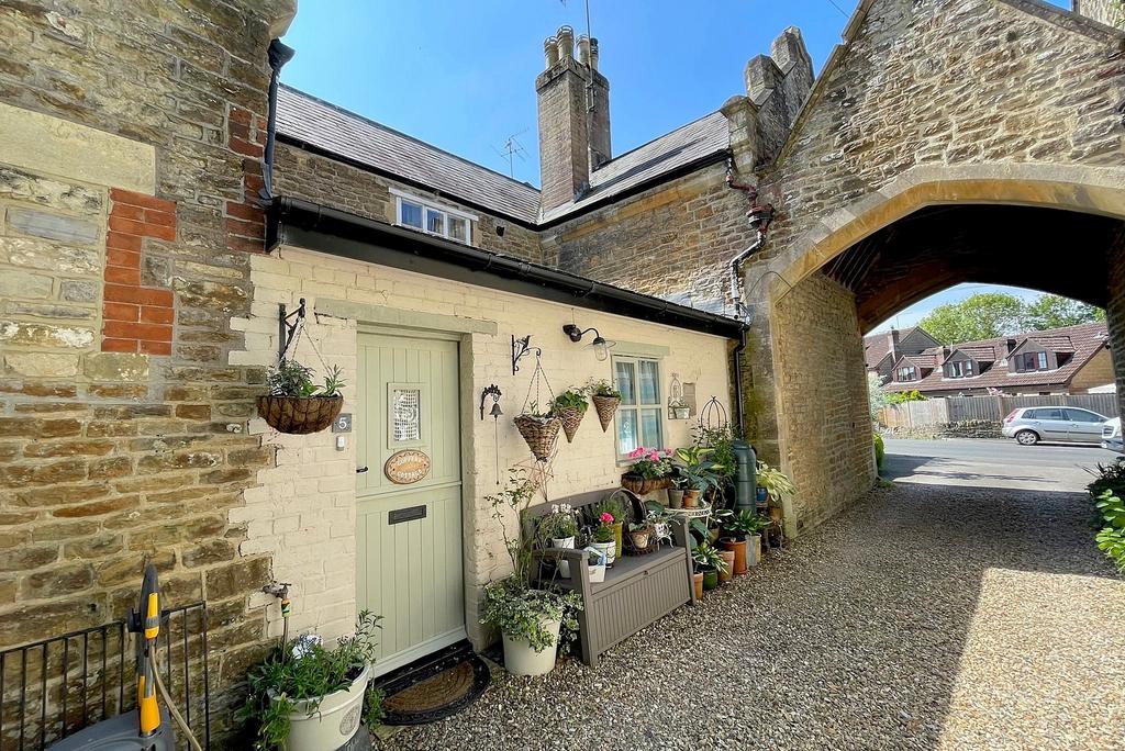 Wincanton, Somerset, BA9 2 bed property for sale £297,500