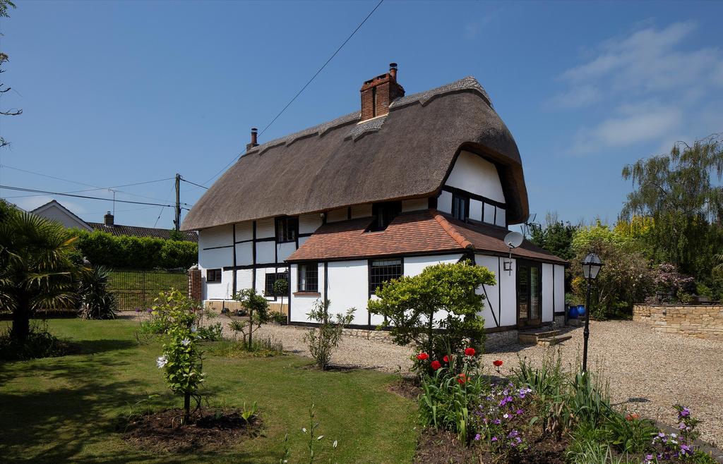 Upperton, Brightwell Baldwin, Watlington, Oxfordshire, OX49 4 bed detached house for sale £