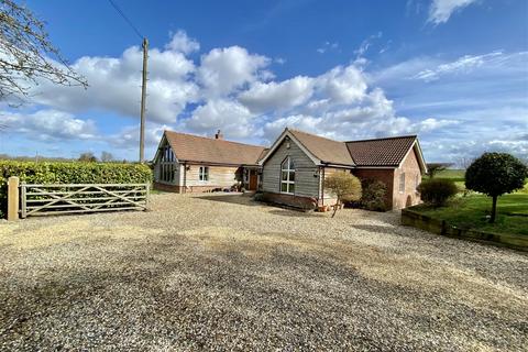 4 bedroom detached house for sale, Low Street, Crownthorpe