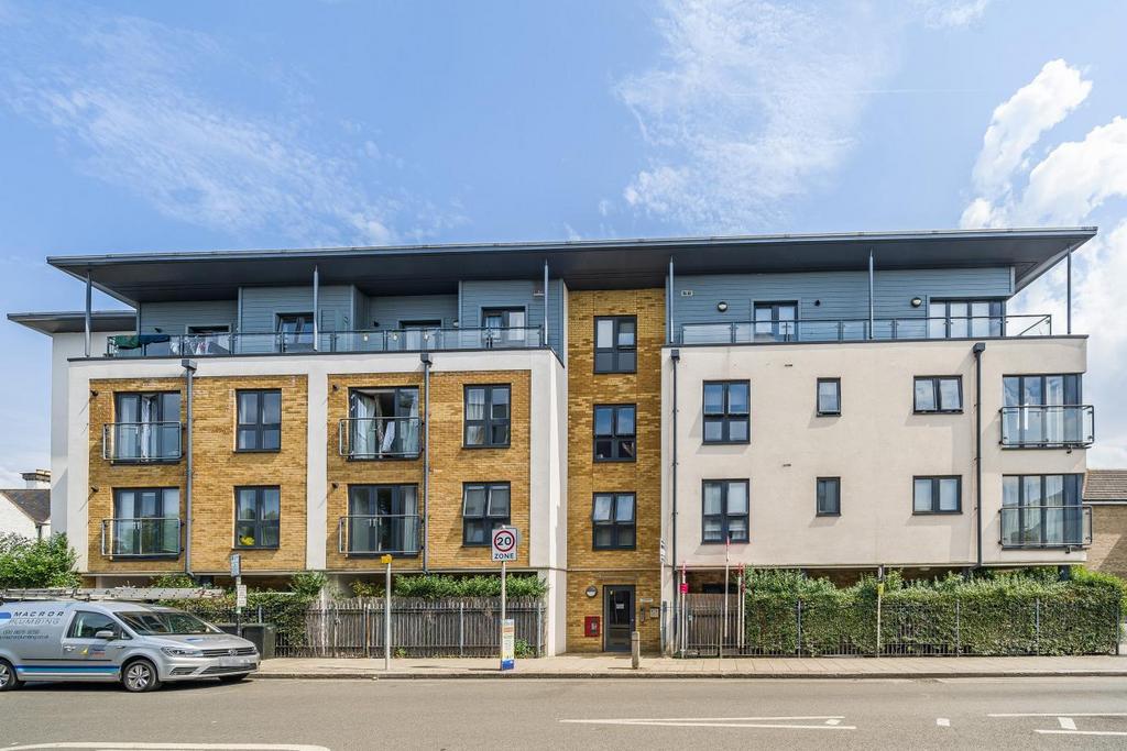 Broadwater Road, Tooting 2 bed flat for sale £425,000