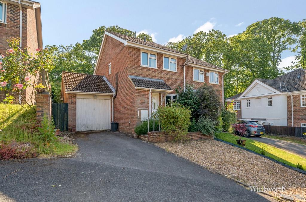Hawkesworth Drive, Bagshot, Surrey, GU19 2 bed semidetached house £