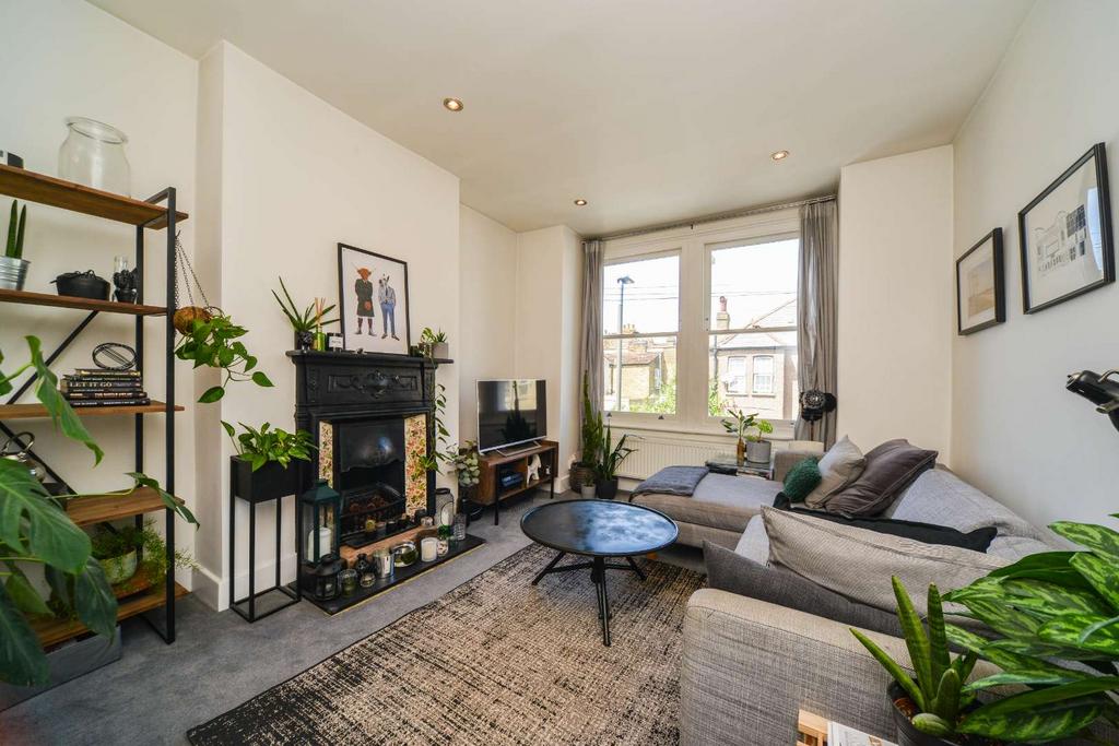 Khartoum Road, Tooting, London 2 bed flat for sale - £525,000