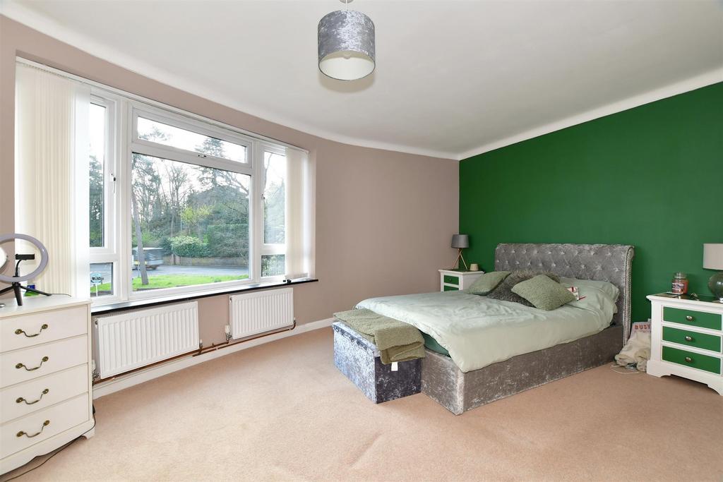 Wray Common Road, Reigate, Surrey 3 bed apartment for sale £379,950