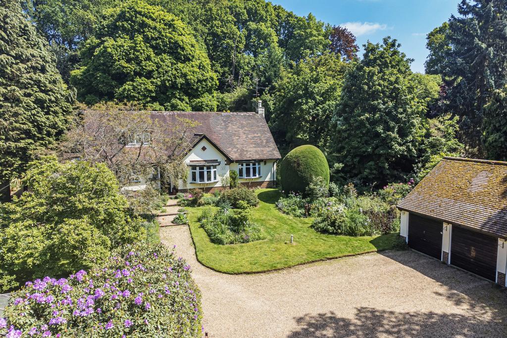 Hale House Lane, Churt, Farnham, GU10 3 bed house for sale £1,100,000