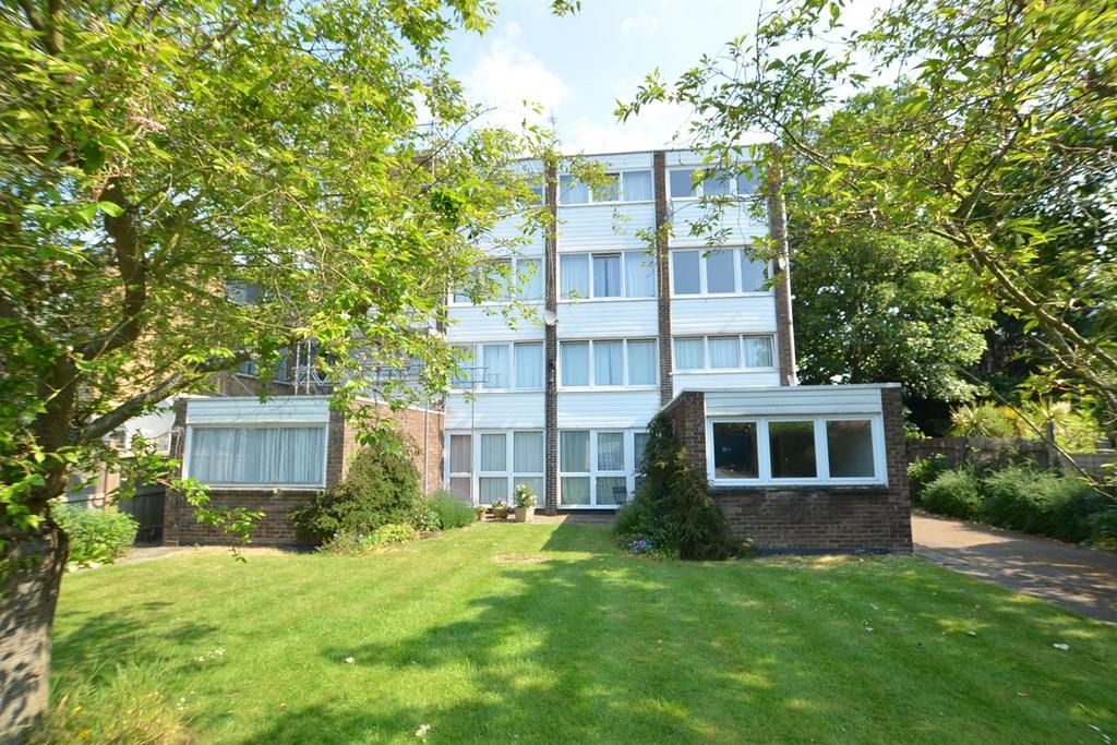 Hazelwood House, Connaught Avenue, Chingford, E4 1 bed £