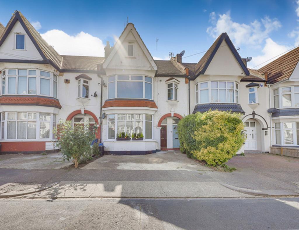 Oakleigh Park Drive, Leighonsea, SS9 2 bed apartment for sale £340,000