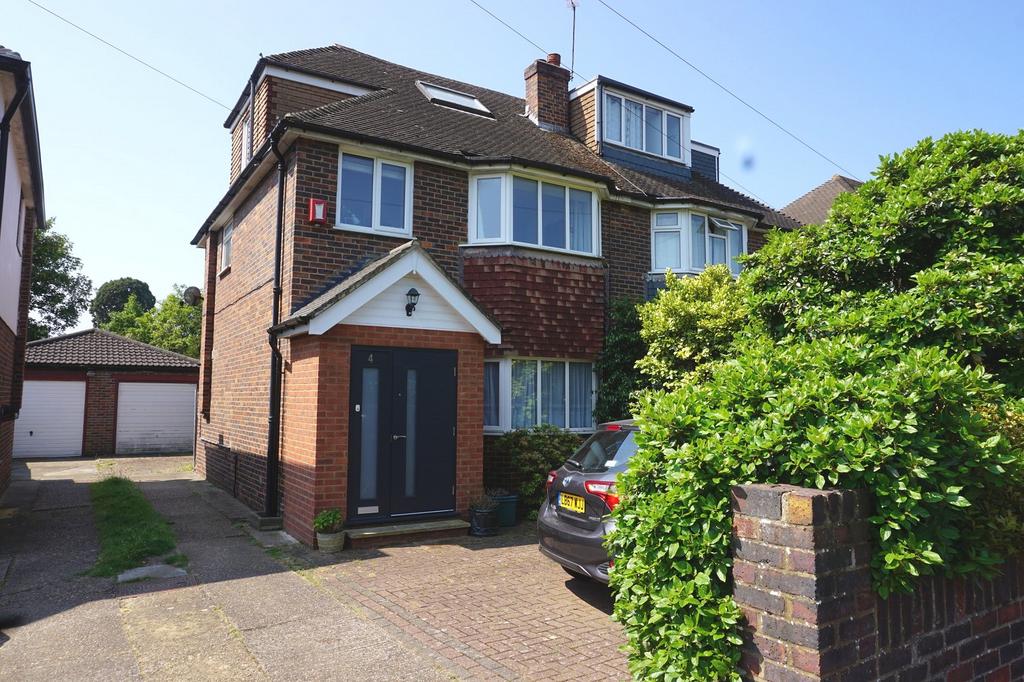 Hawkhurst Gardens, Chessington... 4 bed semidetached house £2,250
