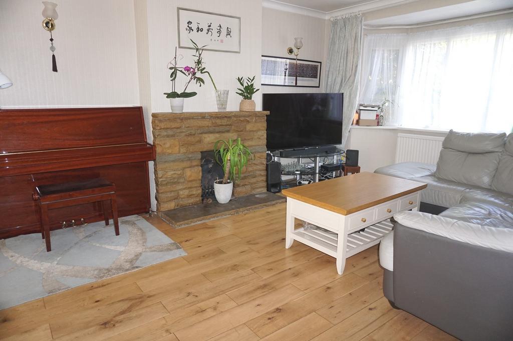 Hawkhurst Gardens, Chessington... 4 bed semidetached house £2,250