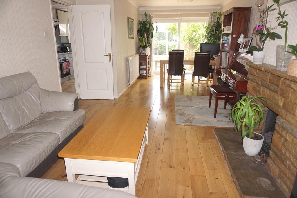 Hawkhurst Gardens, Chessington... 4 bed semidetached house £2,250